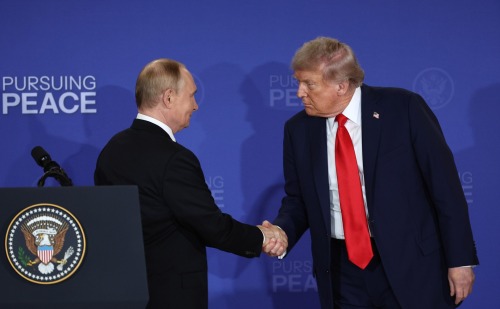 Владимир Владимирович Путин: "Символично, что неподалёку, на границе России и США, проходит линия перемены дат, где можно перешагнуть из вчера в завтра. "
